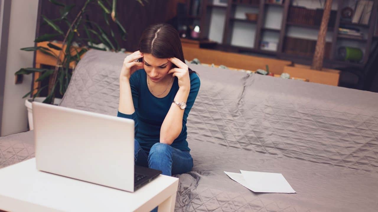 How to Stop Living Paycheck to Paycheck
