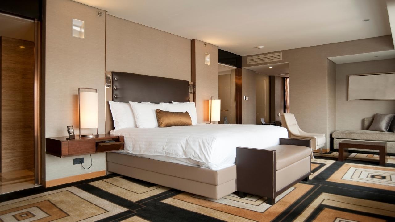 hotel hacks to save money